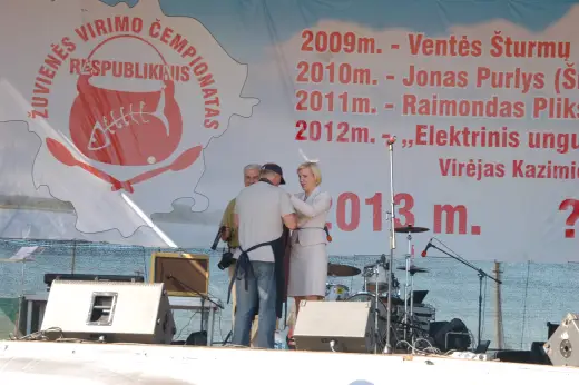 Žuvienės virimo čempionato akimirka Pamaryje